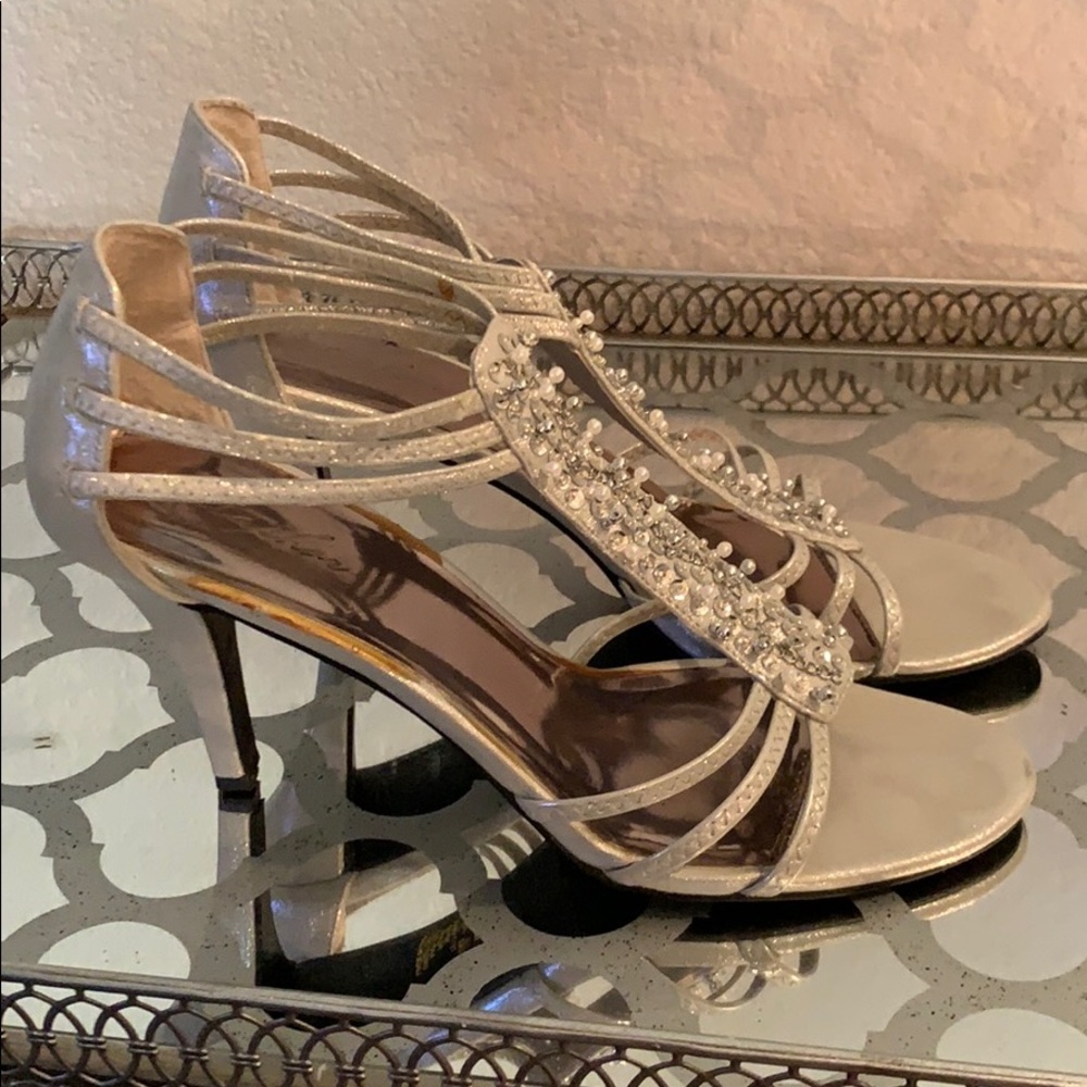 Metaphor silver heels. - Picture 3 of 5